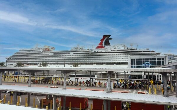 Buque de Carnival Cruise Line inicia viajes desde Port Canaveral