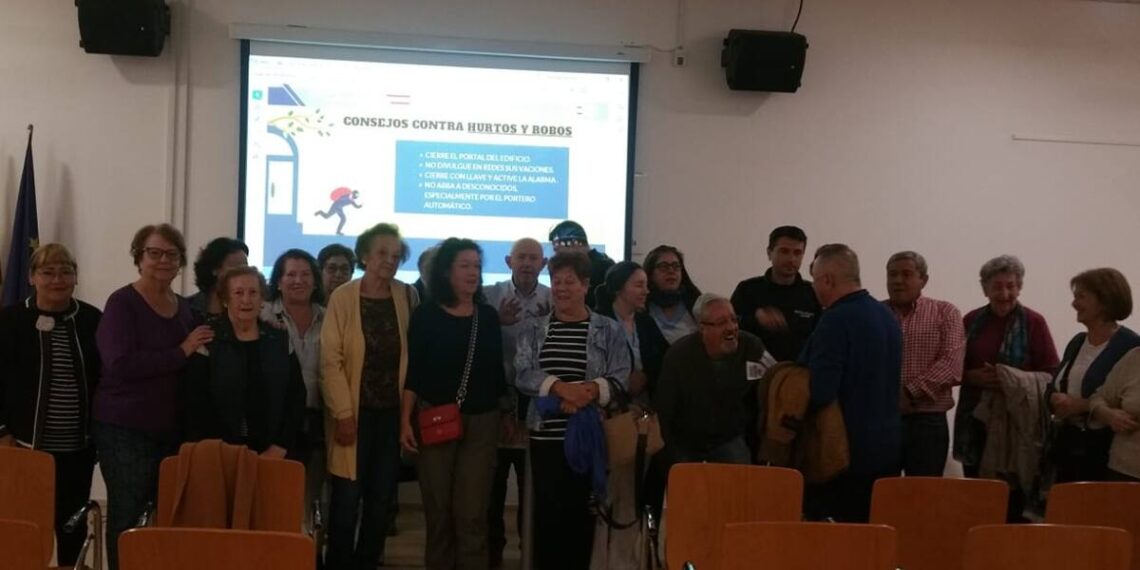 Los jubilados de Miraflores en Marbella se forman para evitar robos y estafas