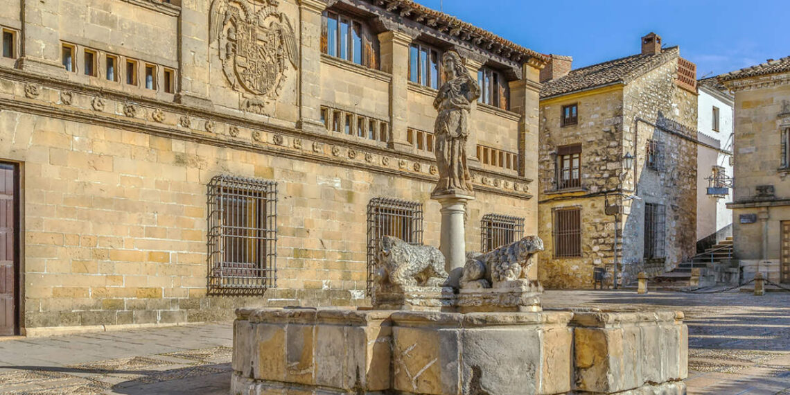 Plazas con encanto e historia en el pueblo más bonito al que viajar en diciembre