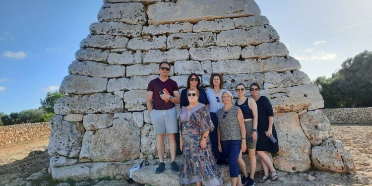 Periodistas y agentes de viajes irlandeses se sumergen en la oferta turística de Menorca - Menorca