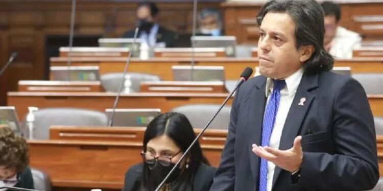 Edward Málaga plantea que los resultados de los viajes del presidente sea detallados obligatoriamente ante el Congreso