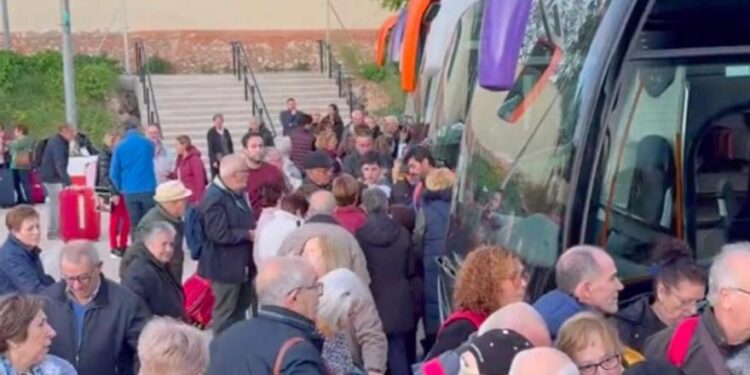 Parten los primeros pensionistas del crucero de Paterna