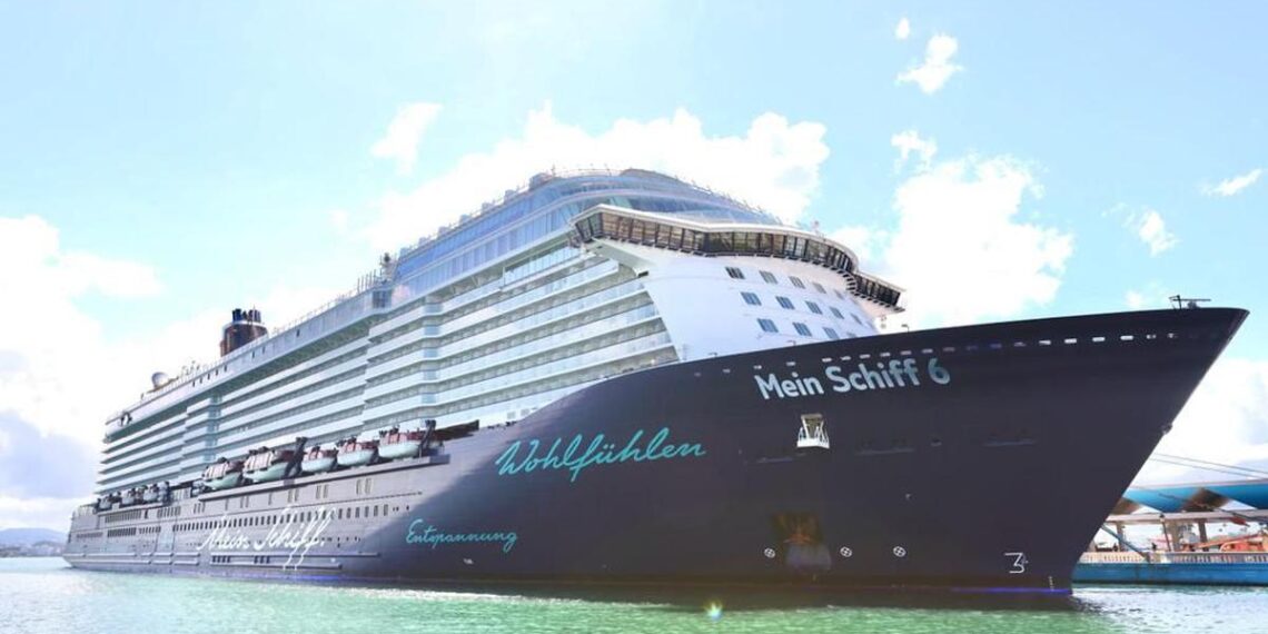 Un crucero alemán atraca por primera vez en San Juan