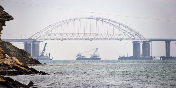 Ucrania ataca un barco portamisiles de crucero ruso en un astillero en Crimea