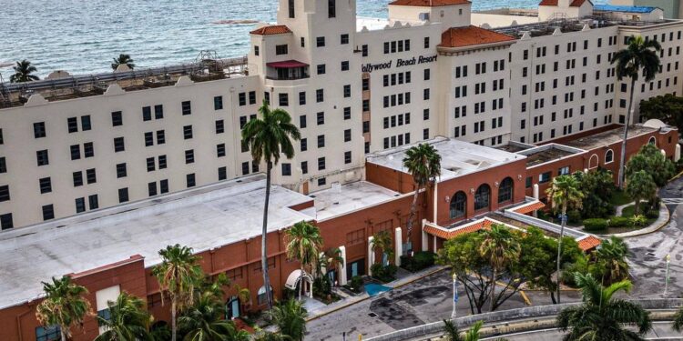 Vista del histórico Hollywood Beach Resort, también conocido como "Grand Lady", que fue declarado inseguro por la ciudad de Hollywood el 6 de mayo, obligando a desalojar a todos los huéspedes. Situado en 101 N. Ocean Drive, el hotel fue construido en 1925 por Joseph Young, el fundador de Hollywood. Esta foto es del 30 de mayo de 2023.