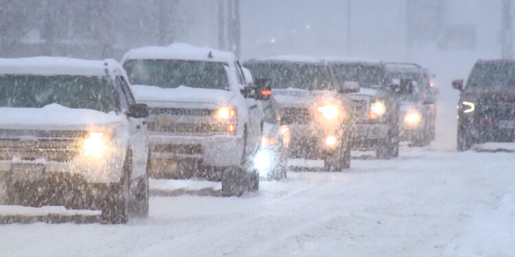 En un minuto: Tormentas invernales amenazan a millones y podrían complicar los viajes de Navidad | Noticias Univision