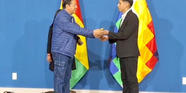 Andrónico asume por segunda vez el mando del país por viajes de Arce y...