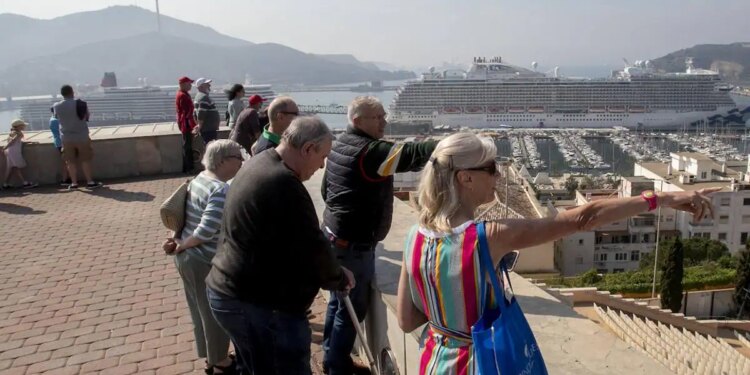 La llegada de turistas de crucero a Cartagena subirá un 15% en 2024 y la mitad de los barcos serán de lujo