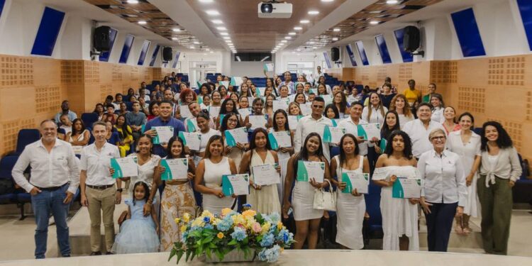 285 personas en Cartagena reciben formación en industria hotelera y turística