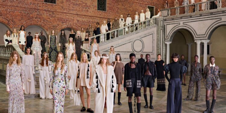 Coronas de flores, kötbullar, y folclore local: la fabulosa colección crucero 2024 de Max Mara es toda la inspiración que necesitas