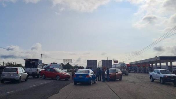 Accidente en la Coatzacoalcos-Villahermosa; impactan a motociclista en el crucero a Pajaritos