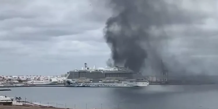 Una fuerte fumarola en un crucero alerta a Puerto del Rosario