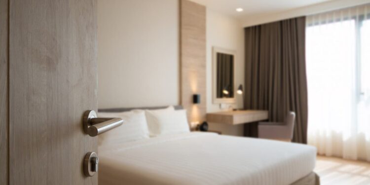 Asistente de vuelo comparte consejo de viaje ‘superútil’ para revisar debajo de las camas en hoteles