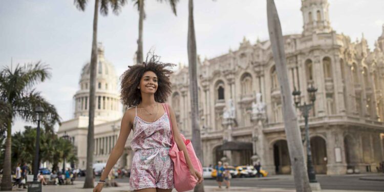Mujer paseando por Cuba