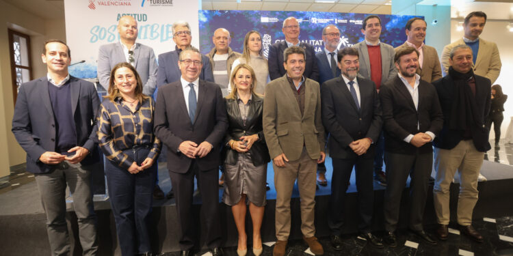 Carlos Mazón reclama al Gobierno central una segunda pista para el aeropuerto de Alicante tras el récord de 10 millones de turistas extranjeros en la Comunitat Valenciana