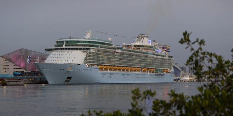 La Guardia Costera suspende la búsqueda de un hombre que se cayó por la borda en un crucero