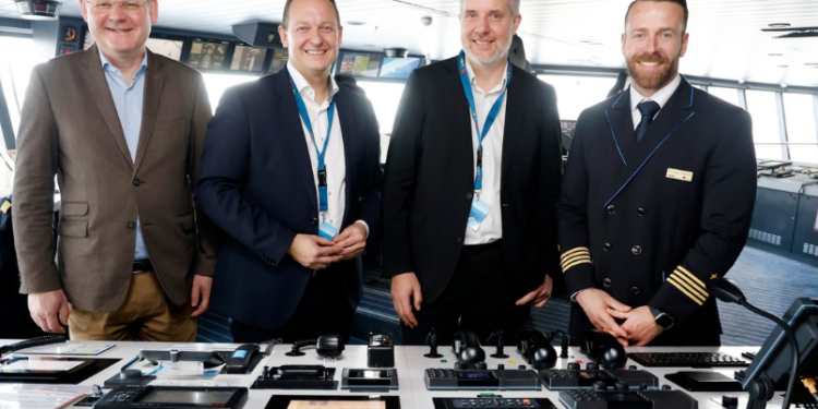 Presidente de AIDA Cruises recibe a Dieter Janecek en AIDAnova