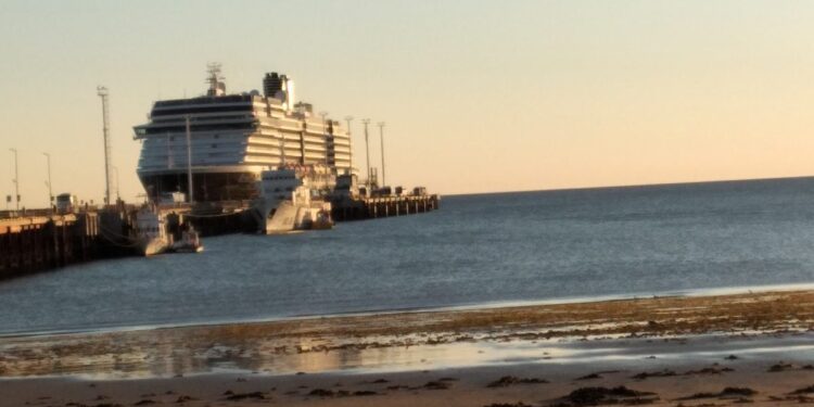 El crucero Oosterdam amarró en Puerto Madryn con más de 1800 pasajeros