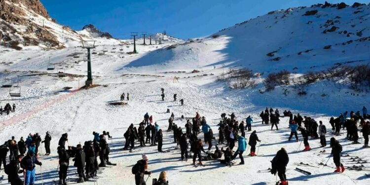 El impacto de las medidas del DNU de Milei para el turismo: qué pasará con los viajes de egresados