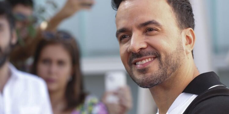Barco crucero apadrinado por Luis Fonsi atraca en Puerto Rico para época invernal caribeña