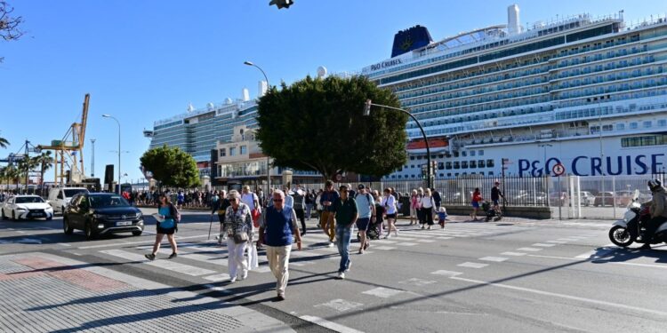 Cruceristas en Cádiz. - Eulogio García