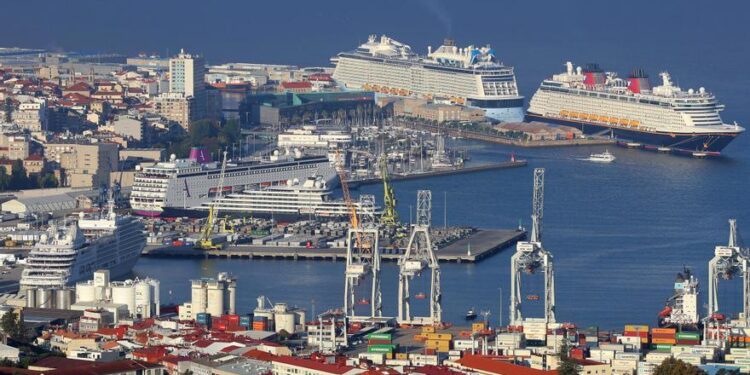 Vigo afronta un nuevo desplome de cruceros en 2024 agravado por la pinza de A Coruña-Leixões