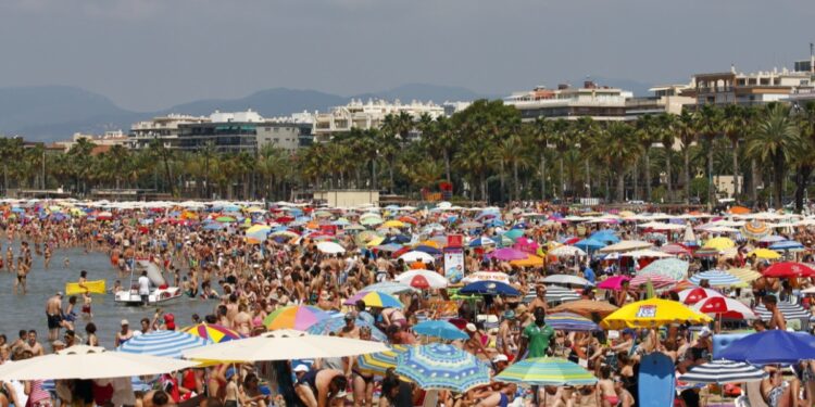 El turismo marcará "récord" en 2023 y el gasto crecerá un 1,3% en 2024