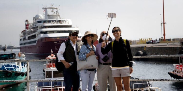 Masiva llegada de turistas extranjeros a Valparaíso tras arribo de cruceros