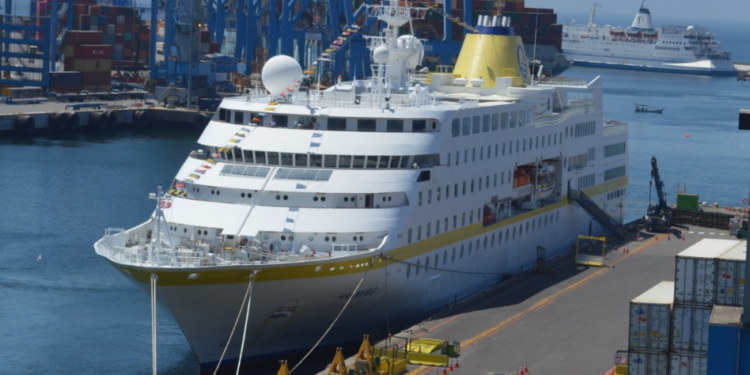 Crucero Hamburg arriba con 735 visitantes al Puerto de Valparaíso