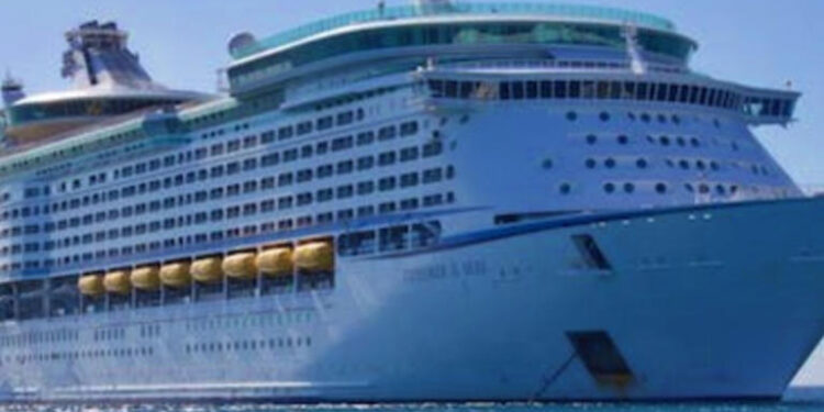 ¡Como en las películas! Ola gigante golpea crucero en medio del mar