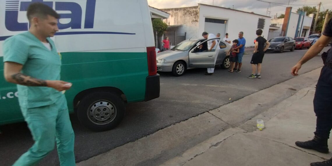 No le calculó y chocó un auto estacionado en Residencial El Crucero