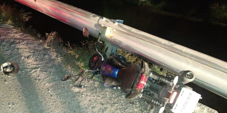 Lo jóvenes viajaban a bordo de una motocicleta Italika 125.