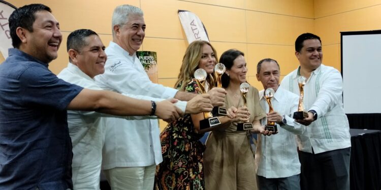Entrega la Secturjal los premios Travvy Awards ganados en Vallarta