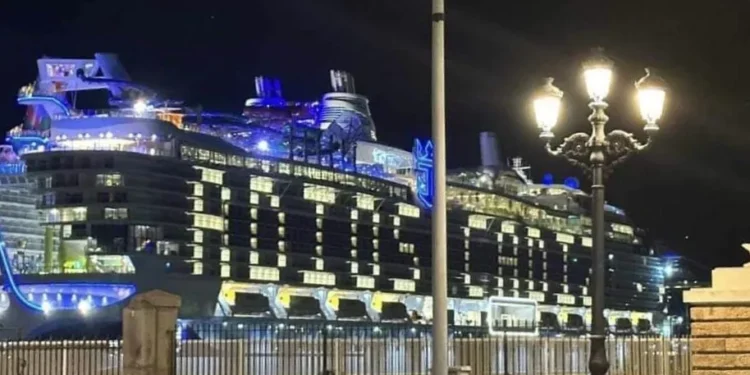 La especial despedida que el crucero más grande del mundo ha tenido con Cádiz