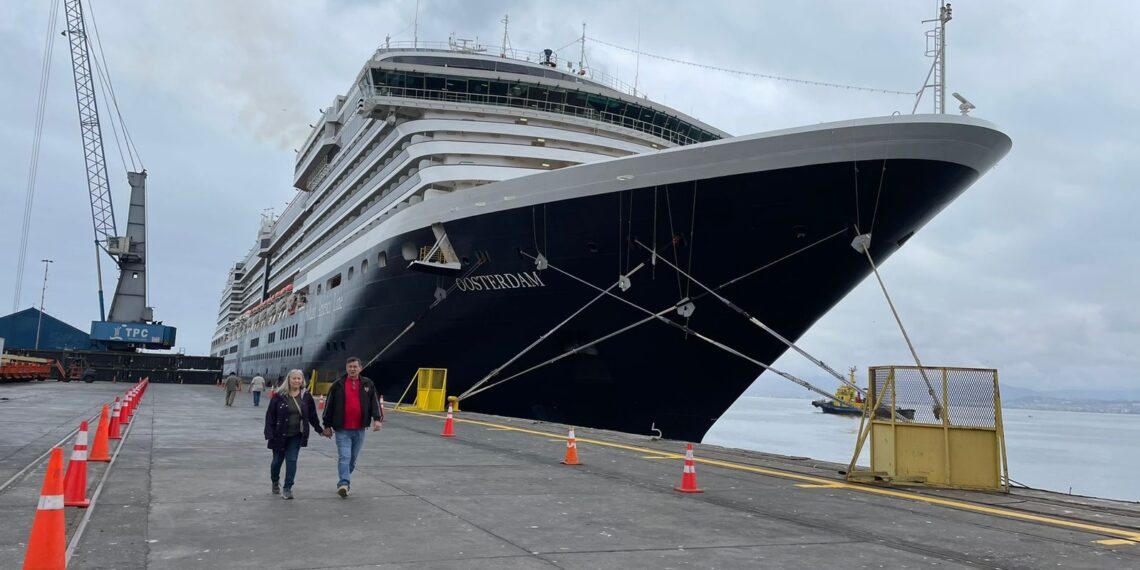 Crucero de Holland America Line arriba con 1.800 turistas al Puerto de Coquimbo