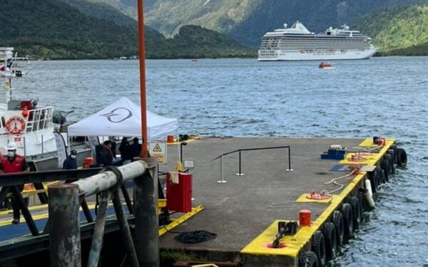 Crucero Oceania Marina arriba a Puerto Chacabuco
