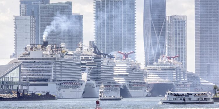 EL PUERTO DE MIAMI BATE RÉCORD DE PASAJEROS DE CRUCEROS EN 2023