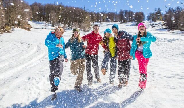 A través del DNU Milei también desregula los viajes de egresados