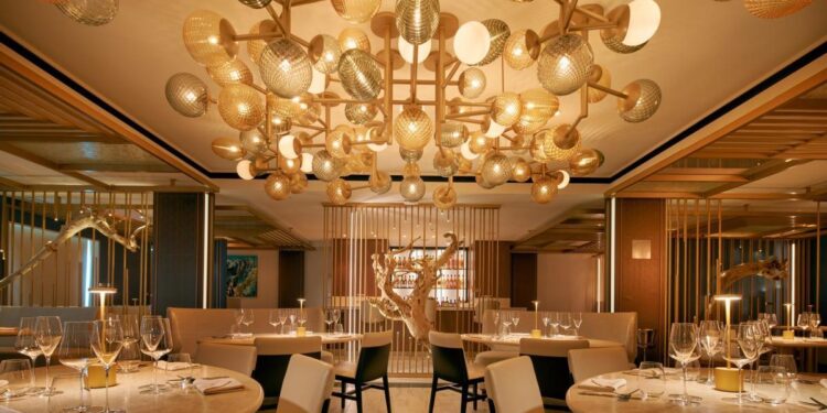 surcando el Mediterráneo en un barco gastronómico