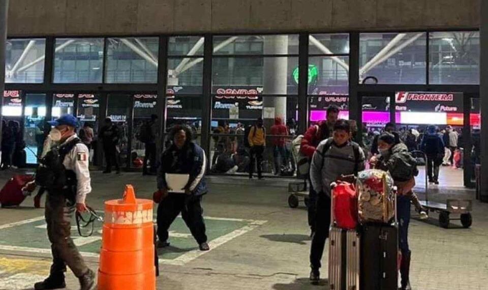 No consiguen viajes y quedan varados en Central de Autobuses