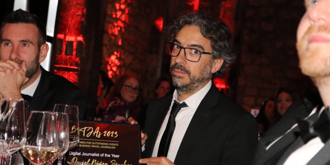 Smart Travel News recibe un premio internacional por su podcast diario