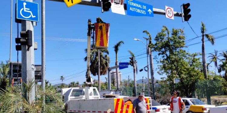 Repara Gobierno de Acapulco cruceros semaforizados afectados por Otis