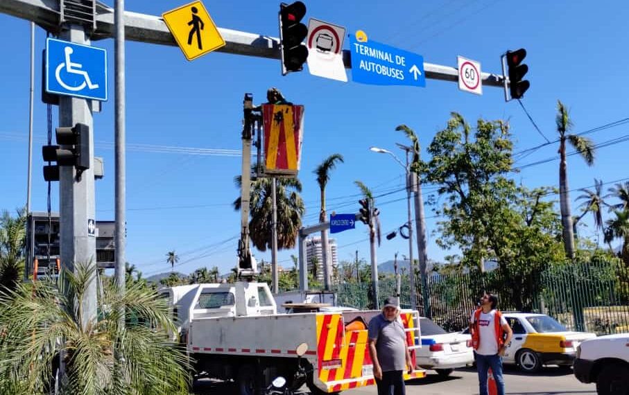 Repara Gobierno de Acapulco cruceros semaforizados afectados por Otis