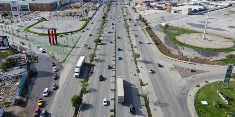 Los usuarios de este emblemático crucero lamentan el tiempo que tardan para circular y señalan otros puntos o problemas viales urgentes de atender. (FOTOS: VERÓNICA RIVERA)