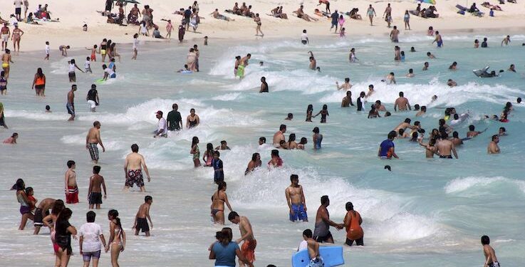 Tras descender de un crucero, turista muere en playa de Huatulco