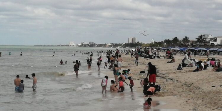 Turistas desbordan las playas de Progreso este 24 de diciembre: EN VIVO