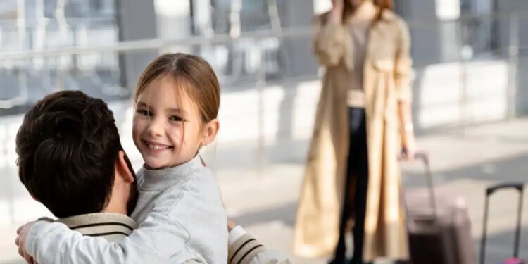 Viajar al extranjero con hijos menores tras el divorcio: ¿qué se necesita?