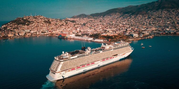 Acapulco recibe a su primer crucero de turistas tras el huracán Otis