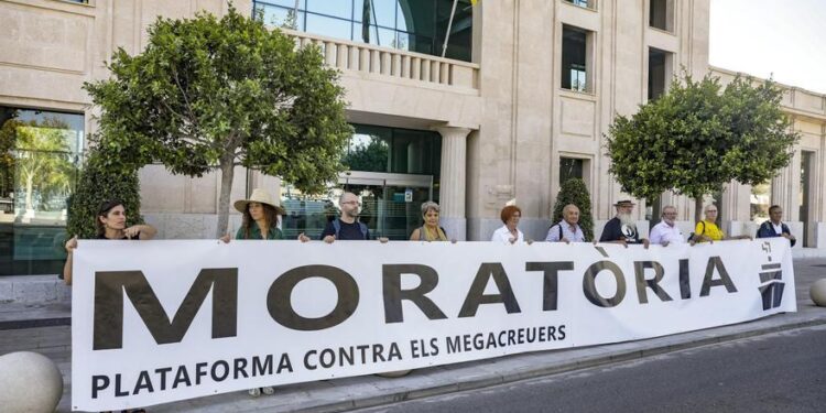 Los anticruceros advierten del consumo excesivo de agua de los buques de turistas que atracan en Palma