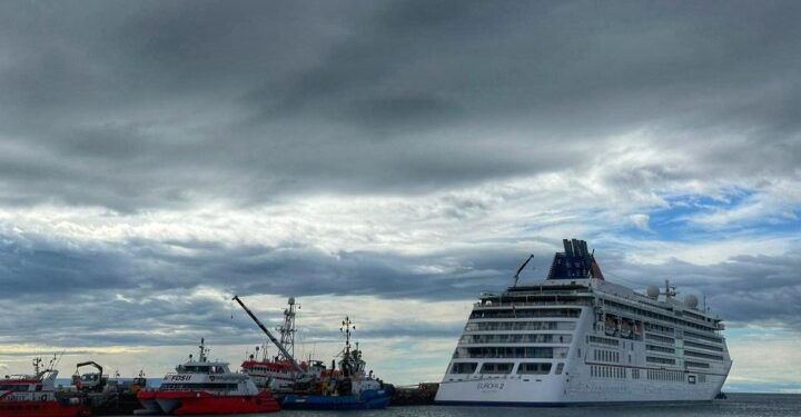 Alrededor de 500 pasajeros de dos cruceros recorrieron la capital magallánica